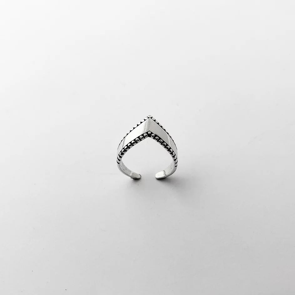 The V Knuckle Ring