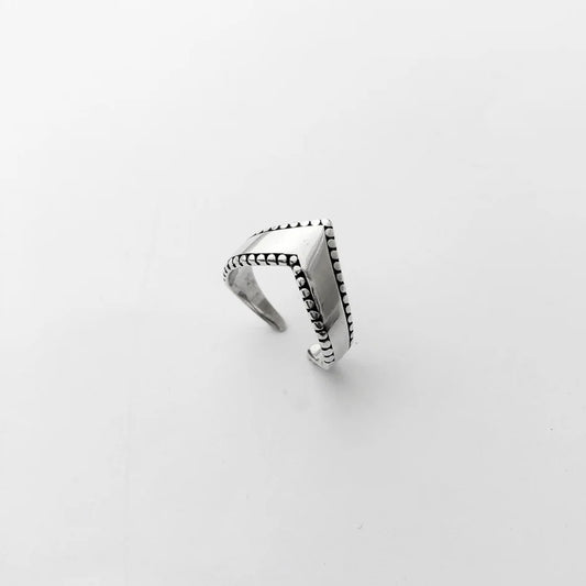 The V Knuckle Ring