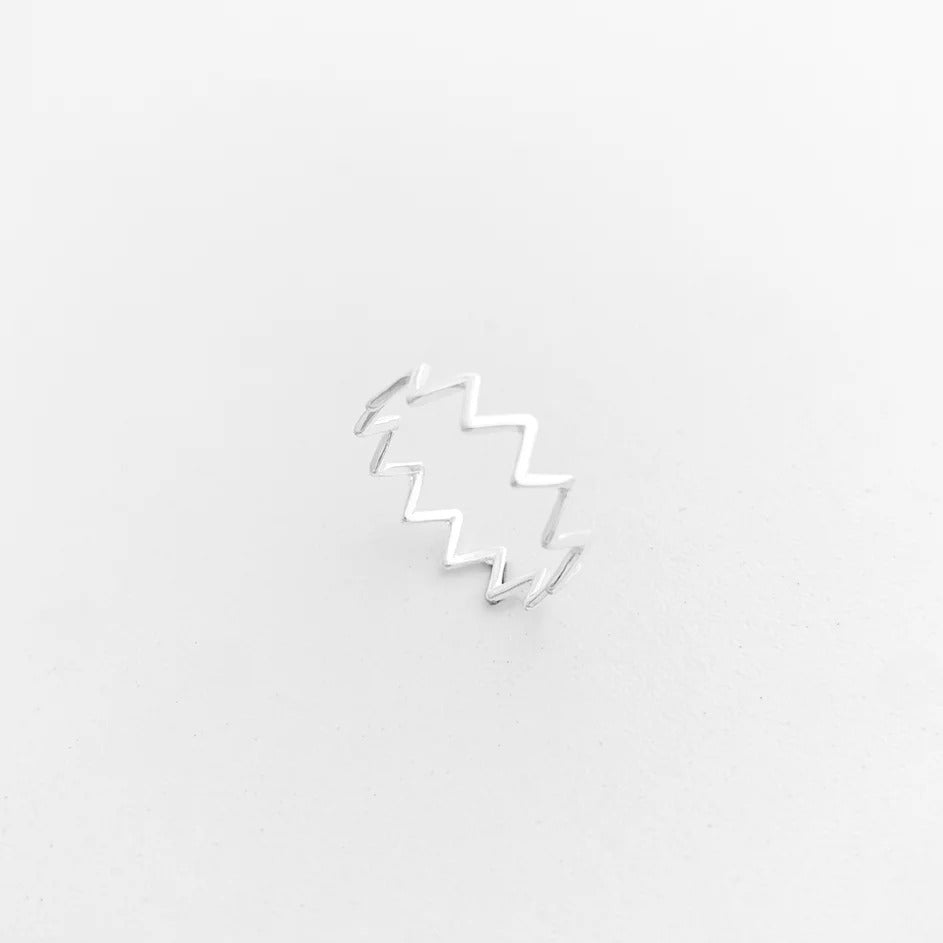 Anillo minimalista en zigzag